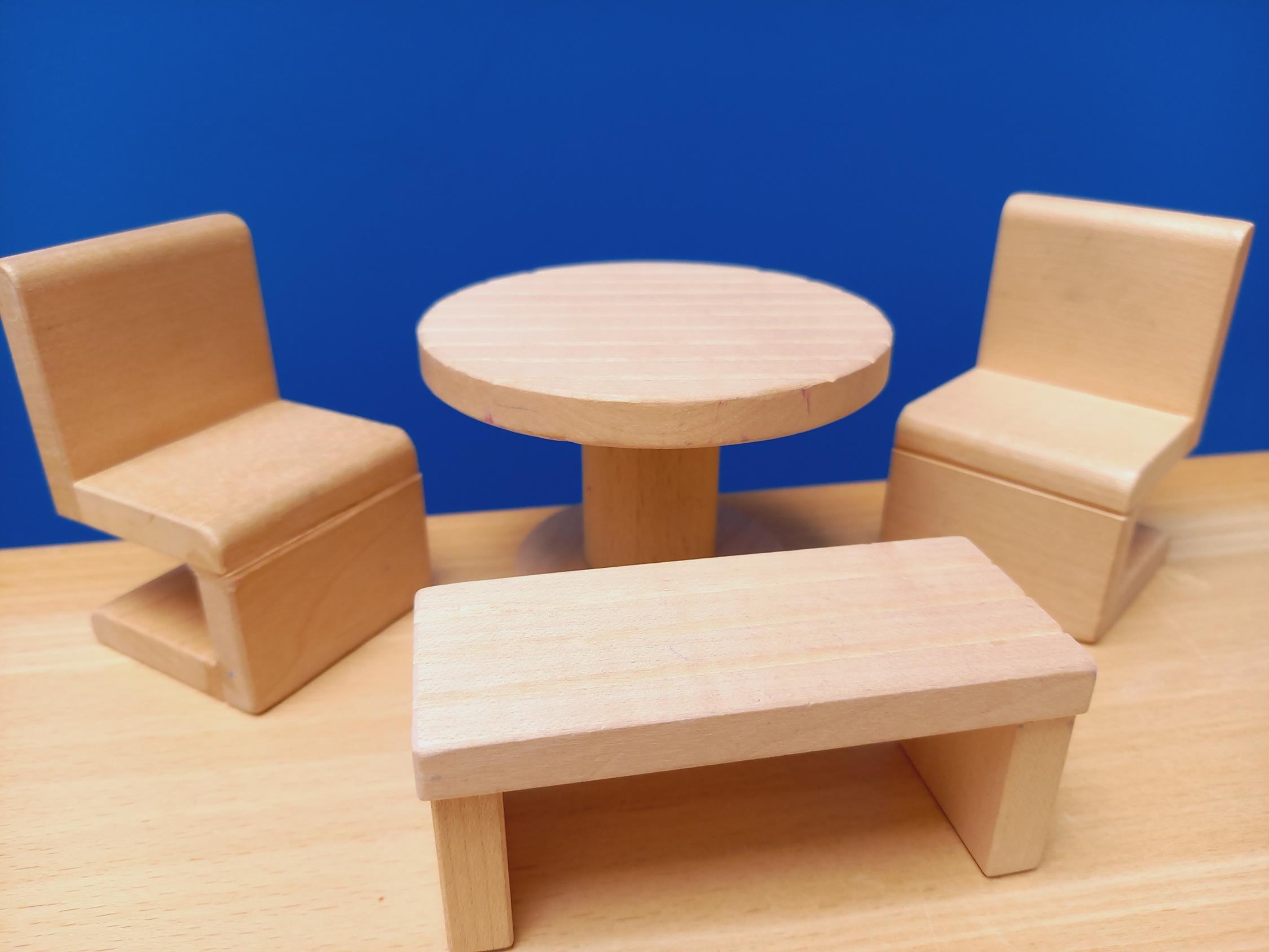 Tisch mit Stühlen