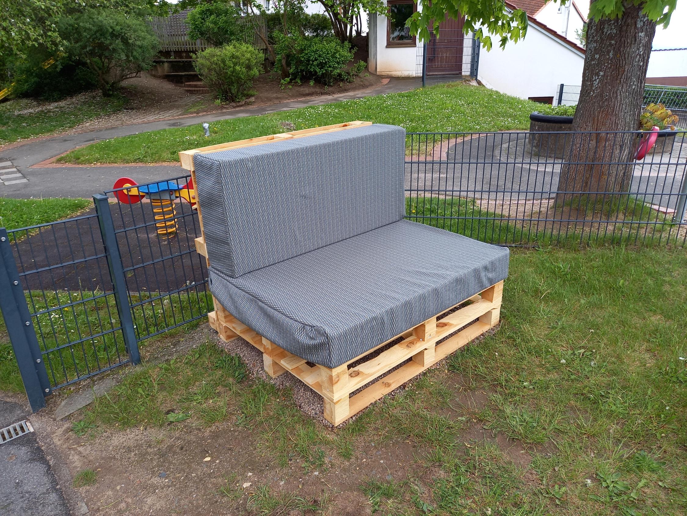 Palettensofa am Sandkasten
