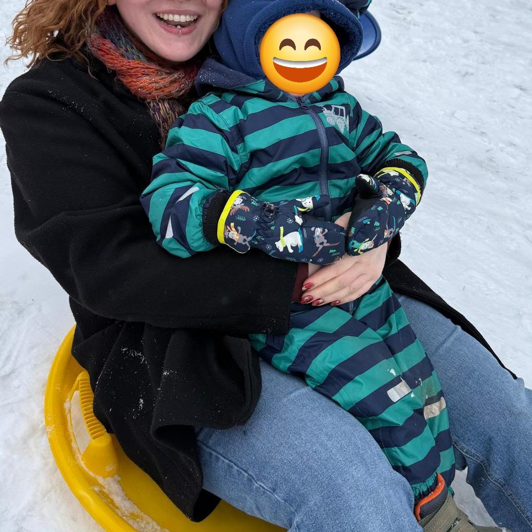 Schlitten fahren und den Schnee genießen